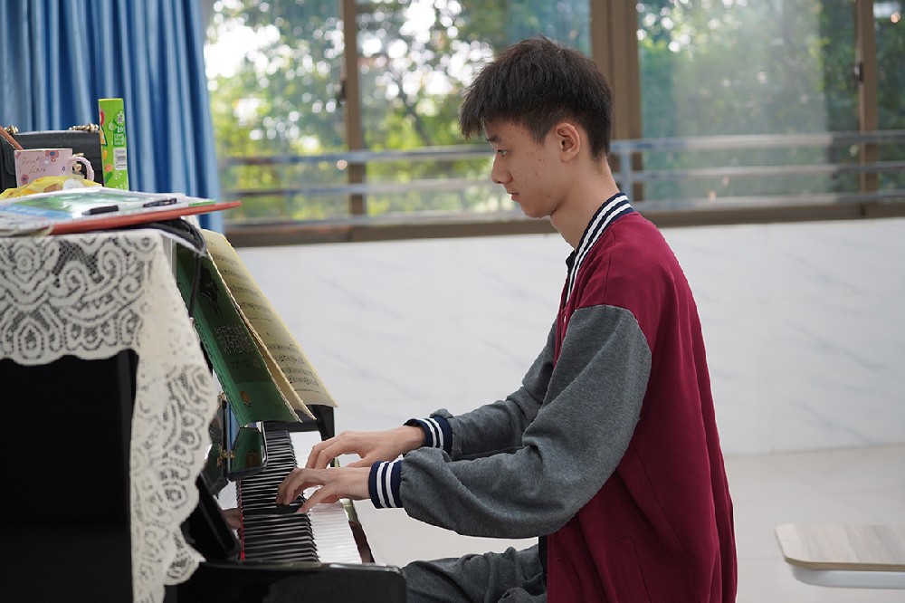 学生钢琴弹奏练习